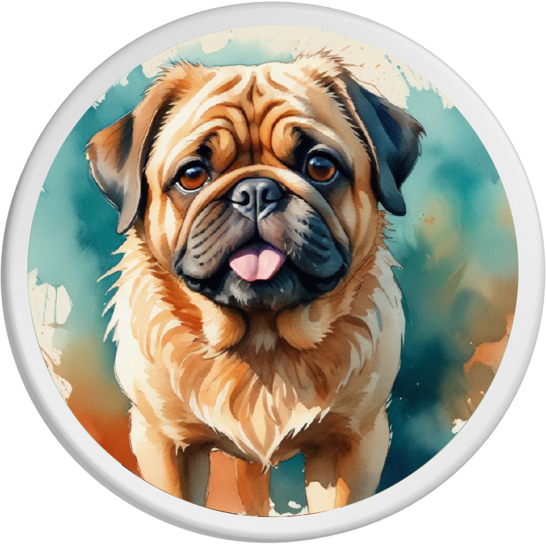 Ein niedlicher Mops mit weichem, beigem Fell und charakteristischen Falten im Gesicht ist hier porträtiert. Der Hund blickt mit großen, runden Augen aufmerksam in die Kamera und streckt die Zunge leicht heraus. Der Hintergrund ist in sanften Aquarelltönen gehalten und unterstreicht den charmanten und verspielten Ausdruck des Mopses.